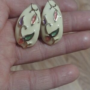 VINTAGE CREAM ENAMEL MULTICOLORED LEAVES GOLD-TONE POST 1.2" EARRINGS
